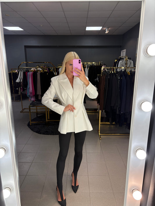 Įliemenuotas švarkas