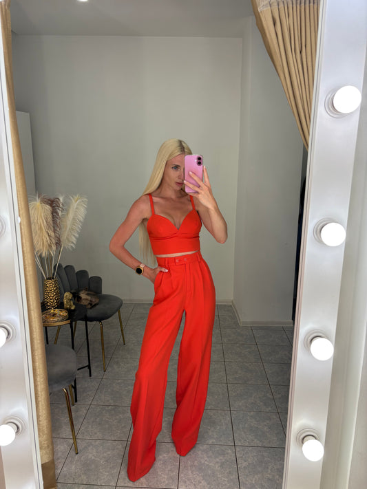 Trijų dalių kostiumėlis aukštom merginom