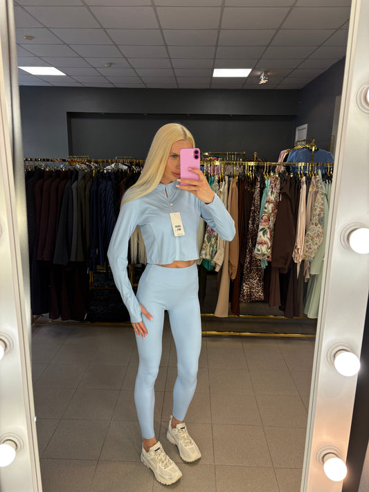 Trijų dalių sportinis kostiumėlis