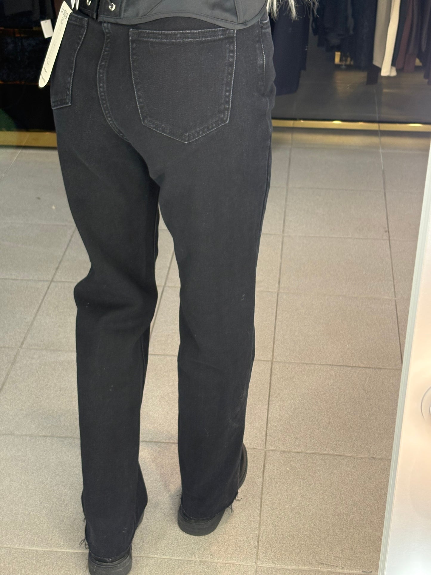 Džinsai su nebaigtos siūlės efektu