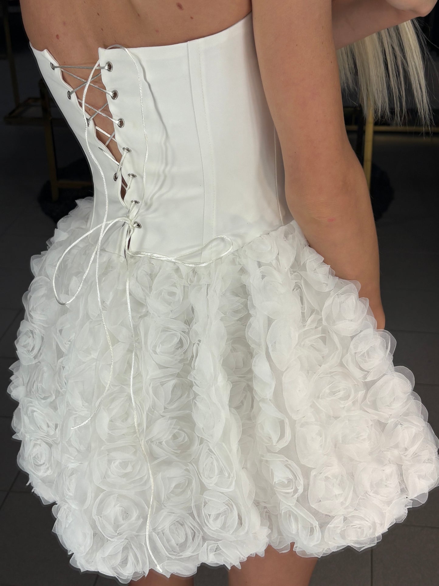 Korsetinio modelio suknelė