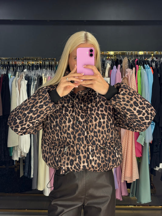 Leopardo rašto striukė