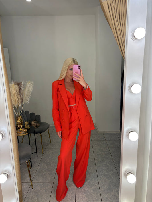 Trijų dalių kostiumėlis aukštom merginom