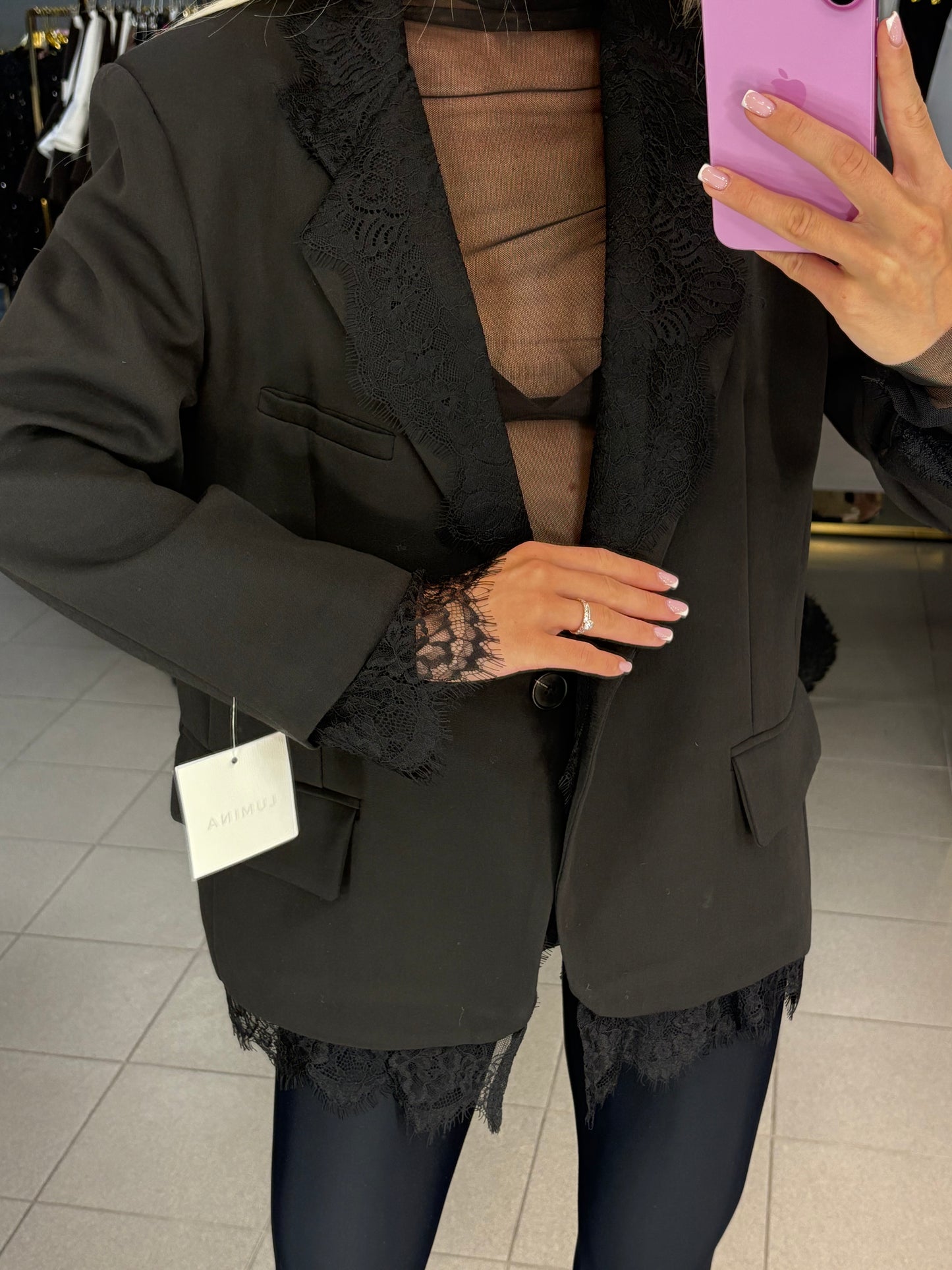 Švarkas su gipiūro detalėm