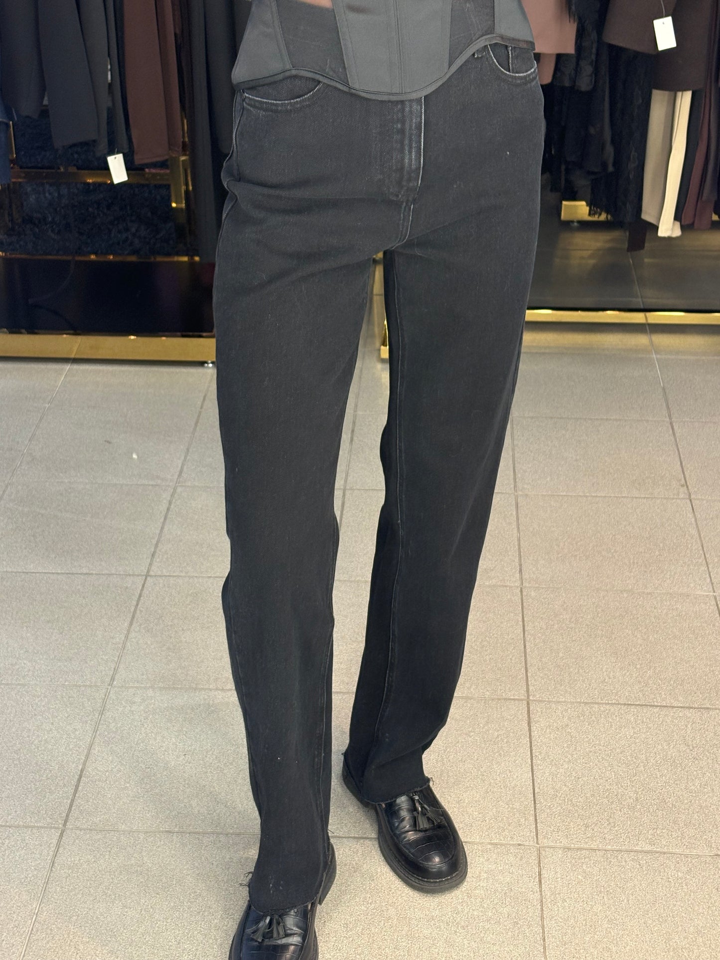 Džinsai su nebaigtos siūlės efektu