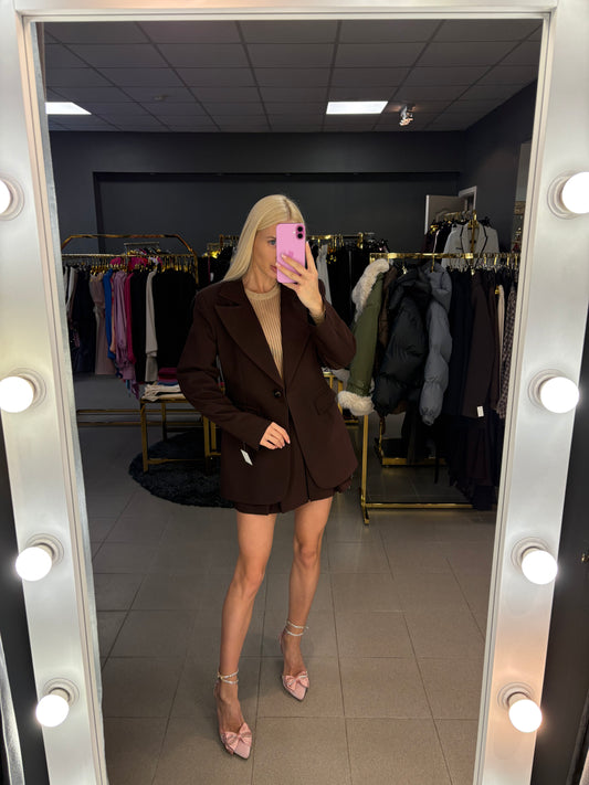 Įliemenuotas švarkas