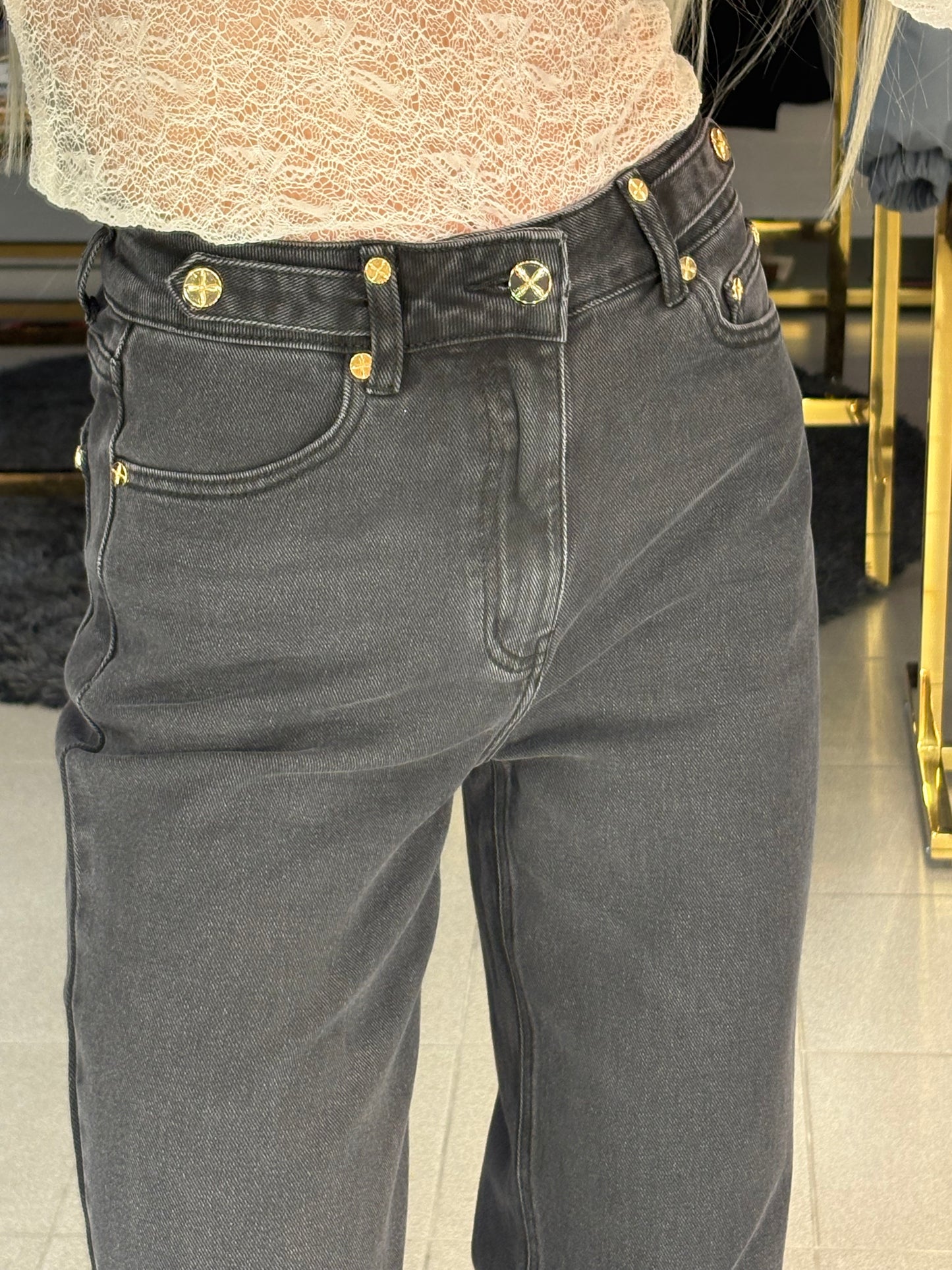 Džinsai su aukso detalėmis