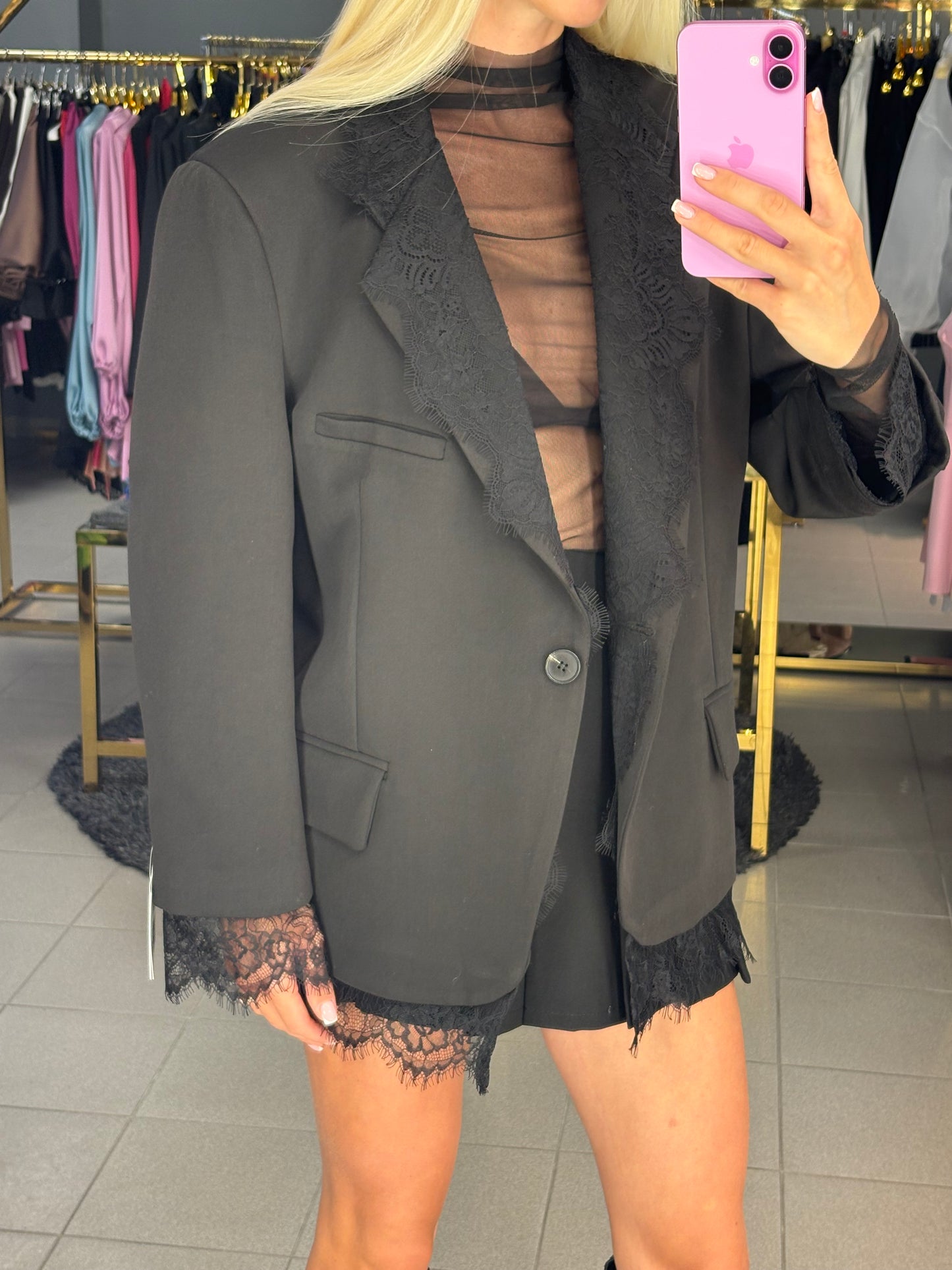 Švarkas su gipiūro detalėm