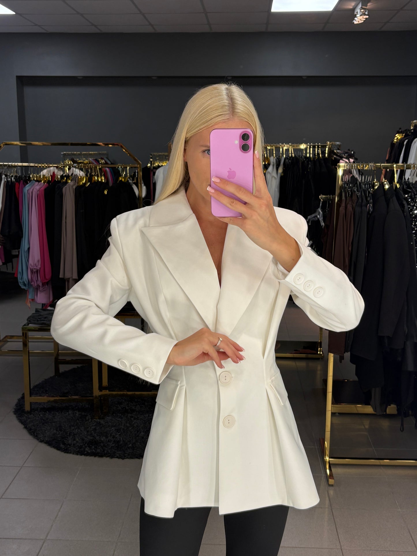 Įliemenuotas švarkas