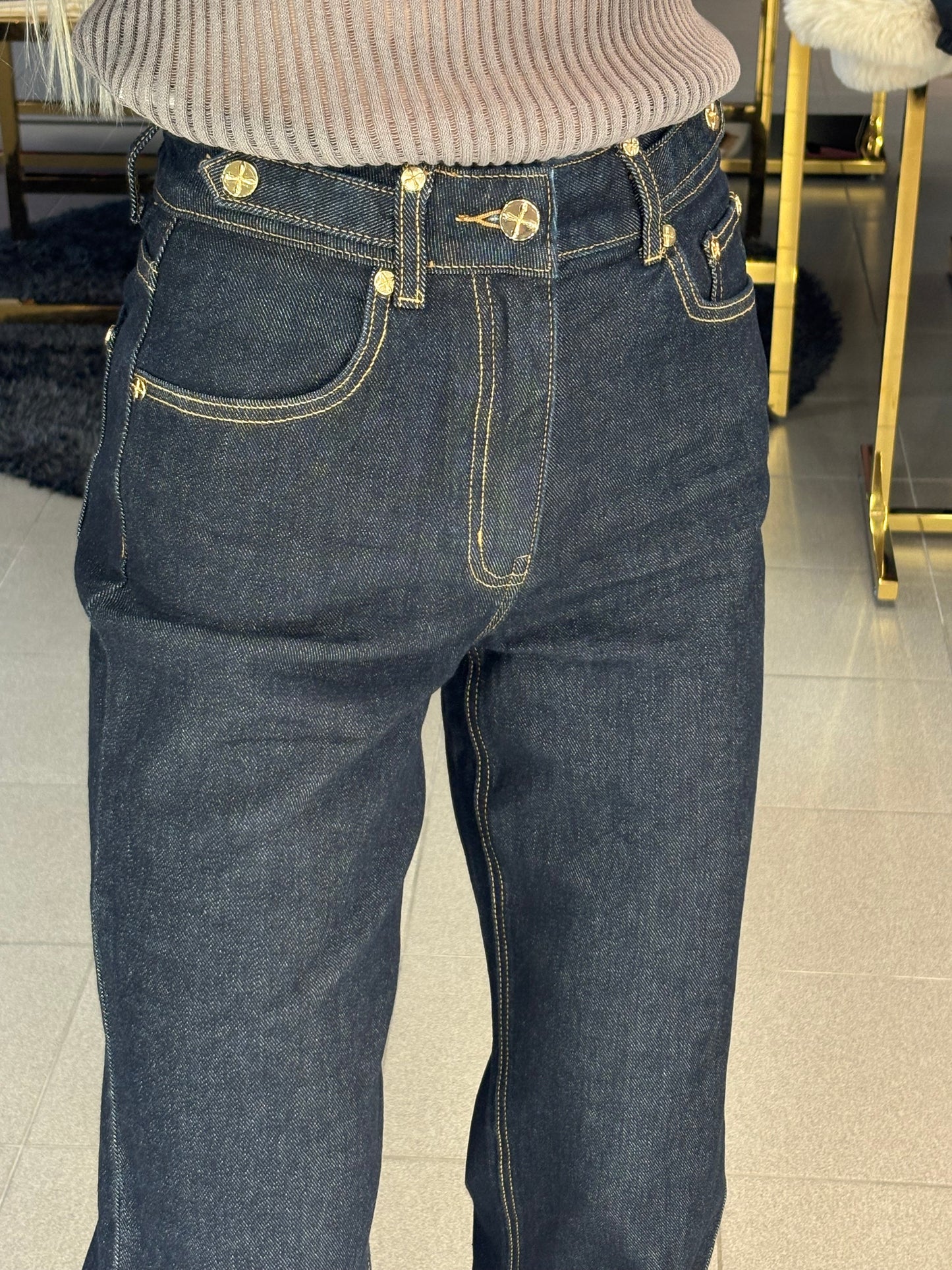 Tamsiai mėlyni džinsai