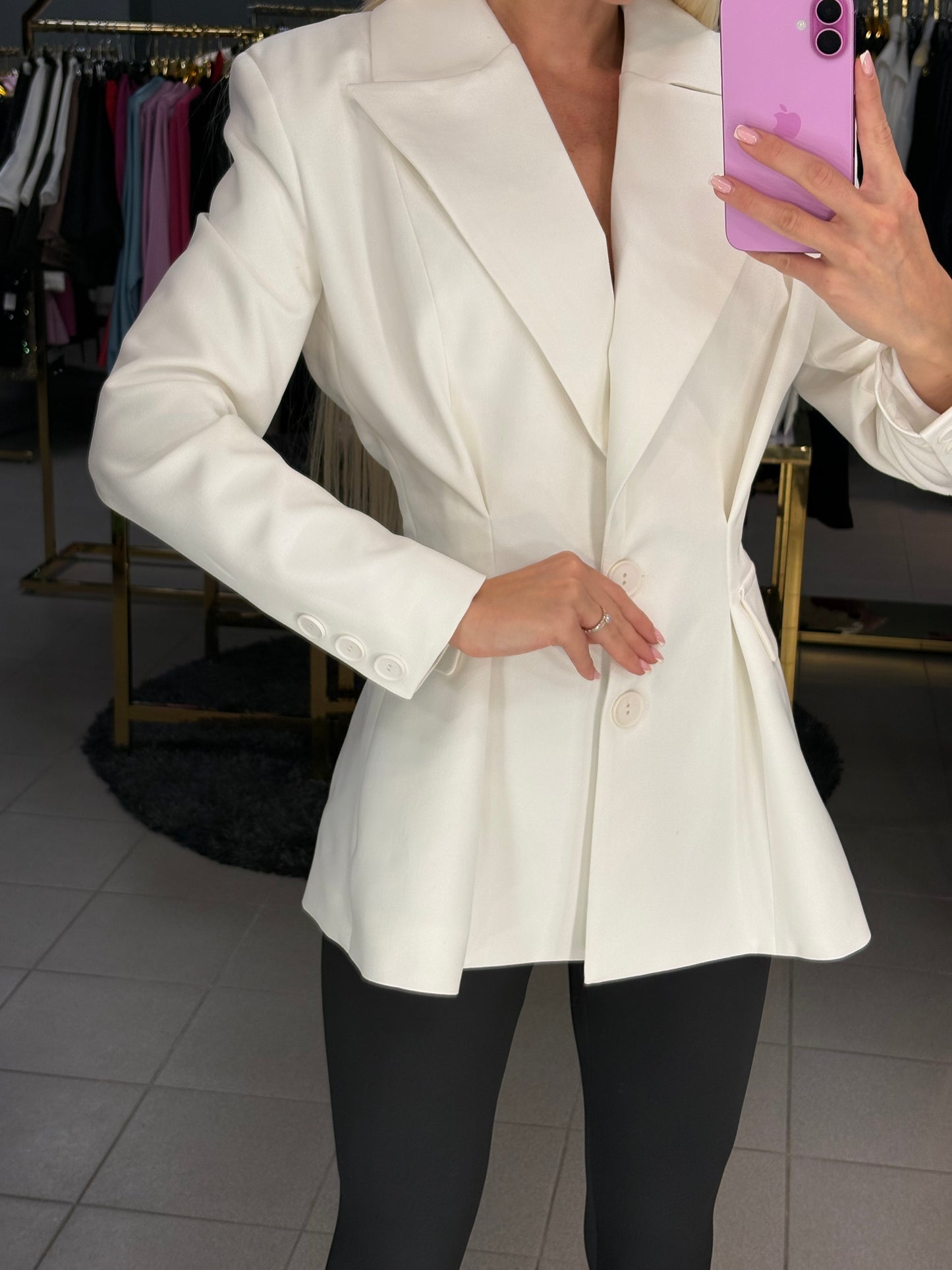 Įliemenuotas švarkas