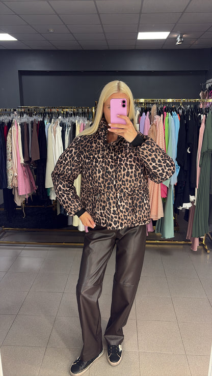 Leopardo rašto striukė