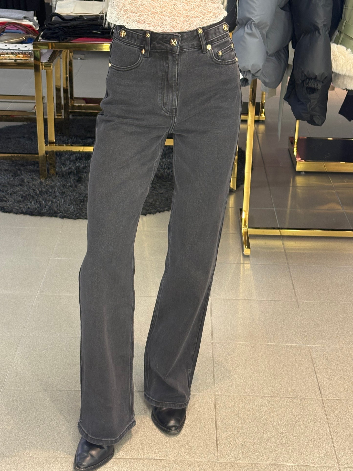 Džinsai su aukso detalėmis