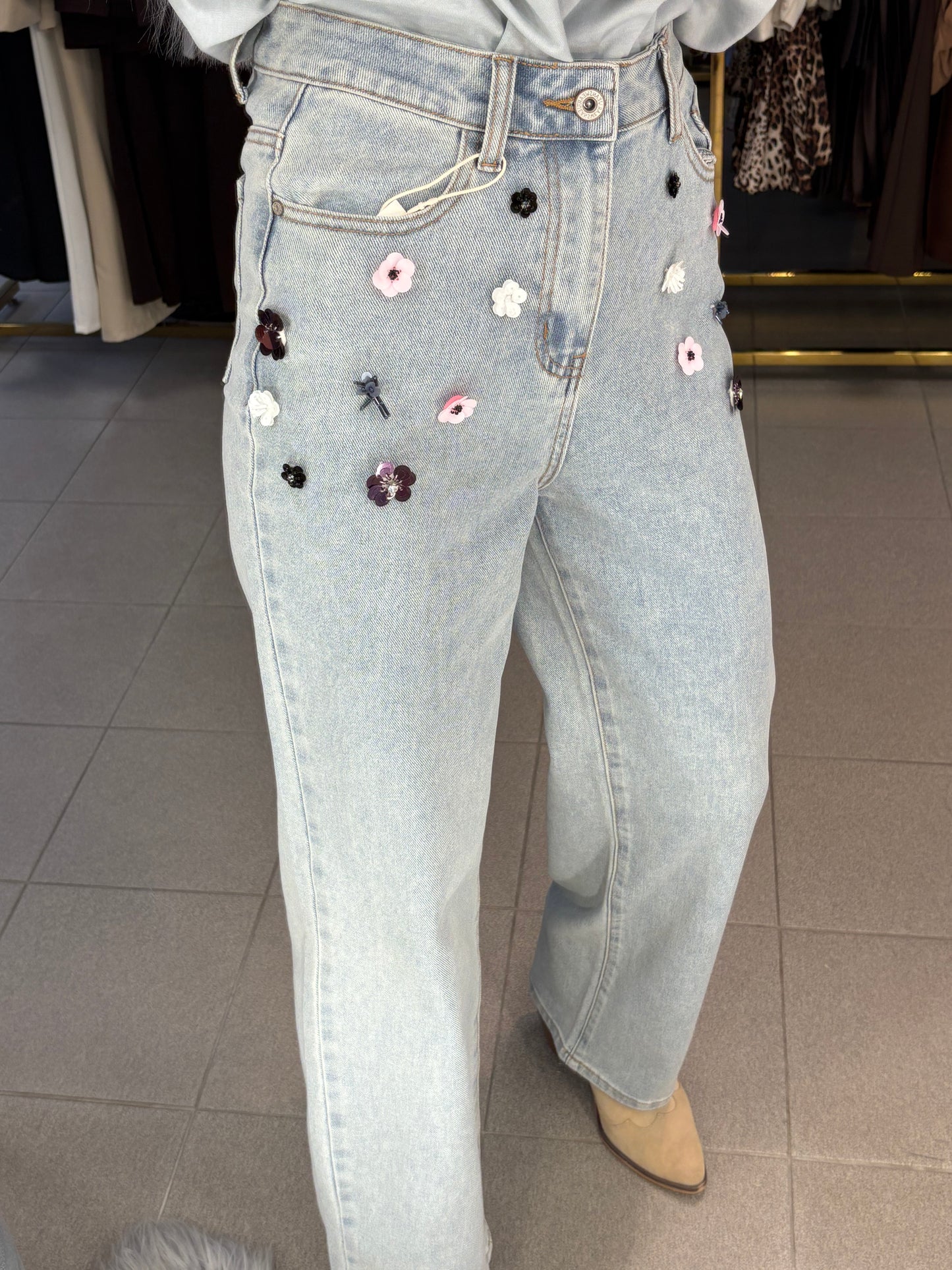 Džinsai dekoruoti gėlėmis