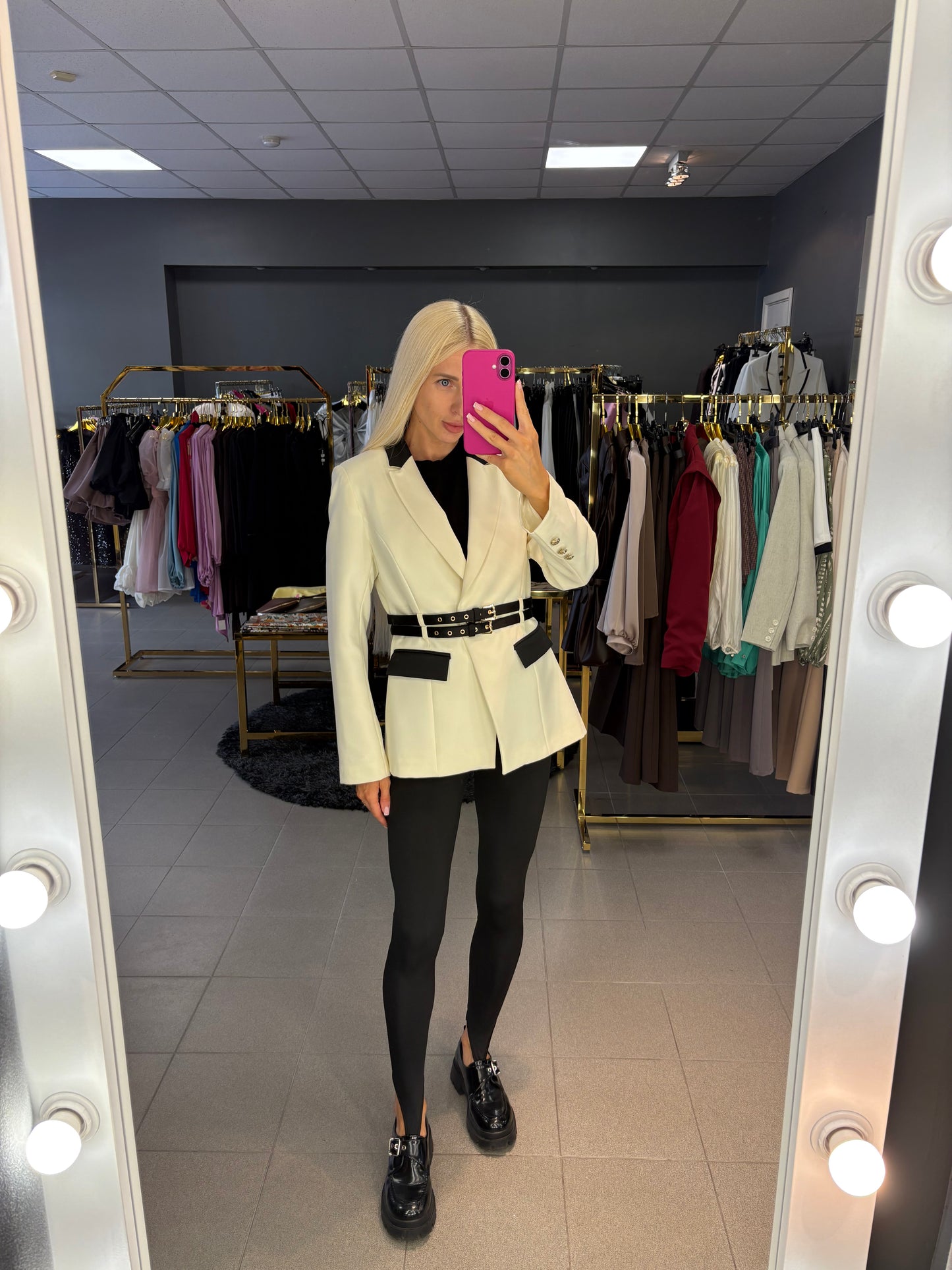 Tamprės aukštu juosmeniu