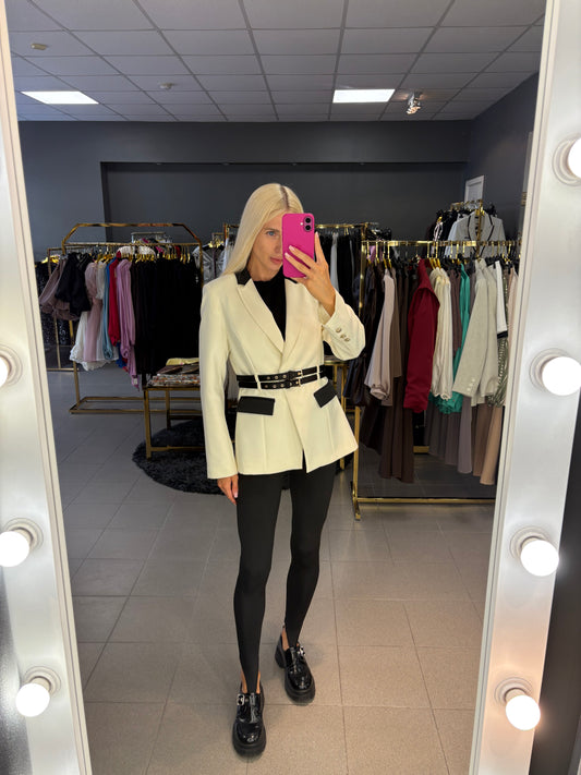 Tamprės aukštu juosmeniu