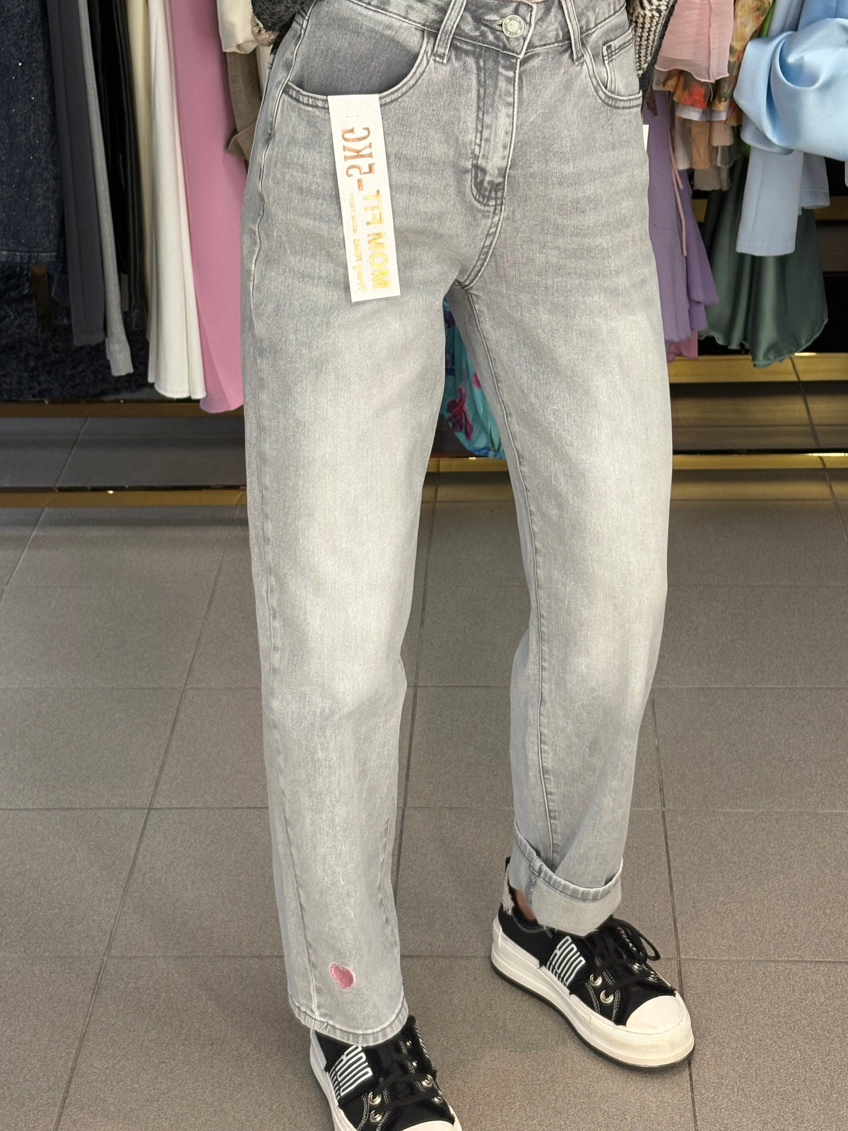 Mom fit džinsai su širdele