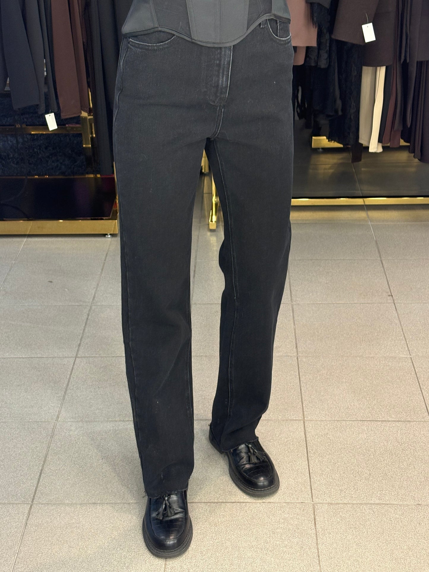 Džinsai su nebaigtos siūlės efektu