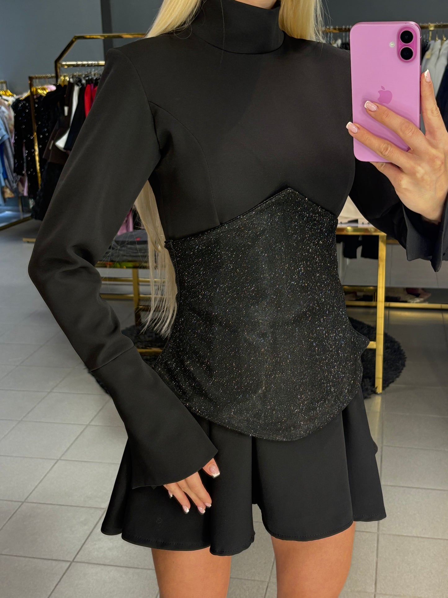 Suknelė su blizgančiu korsetu