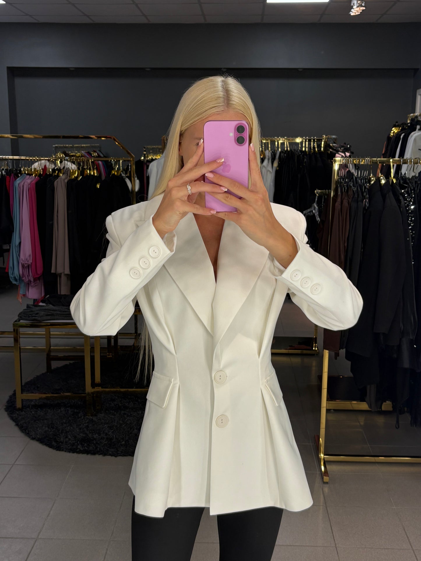 Įliemenuotas švarkas