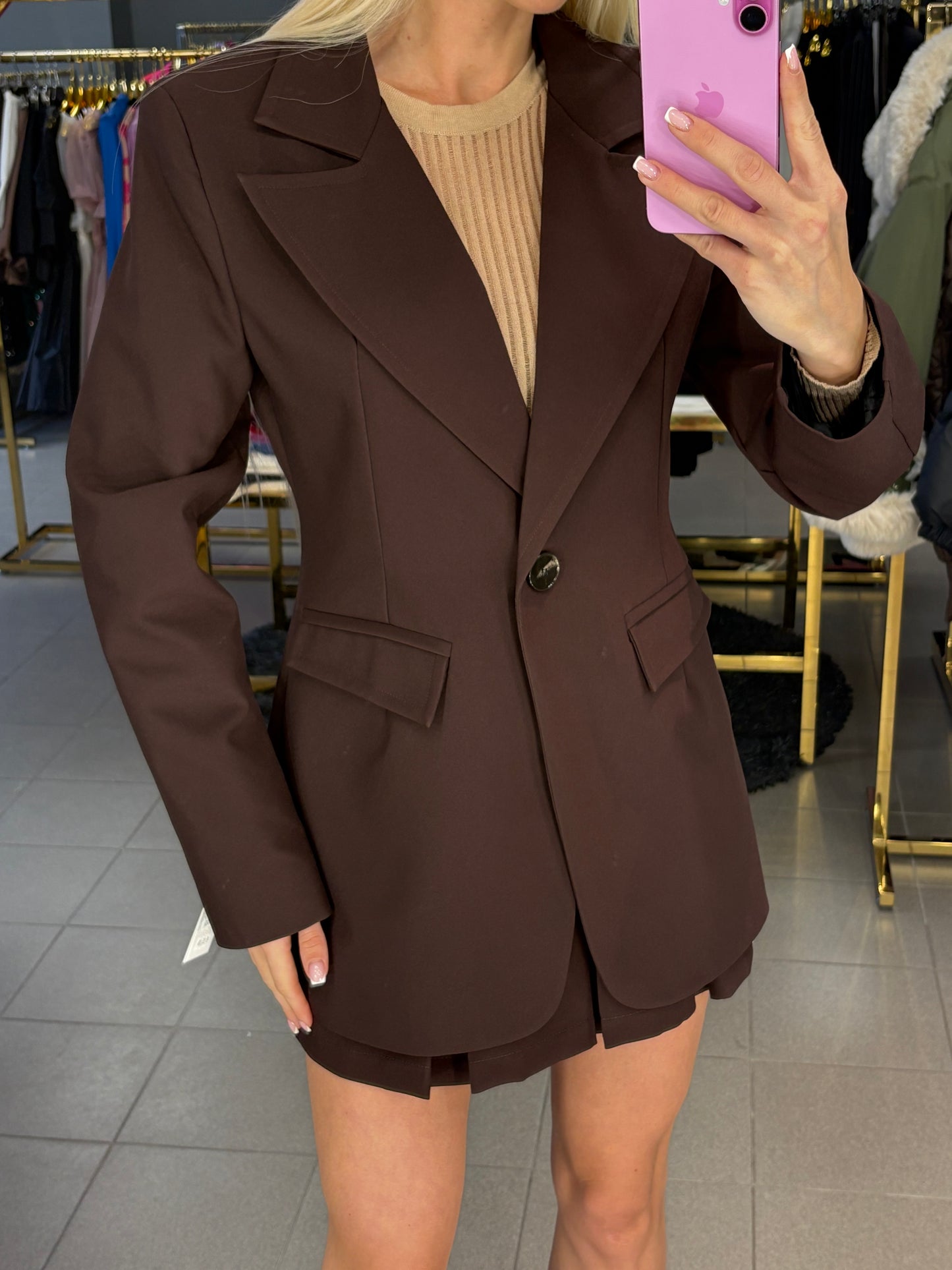 Įliemenuotas švarkas