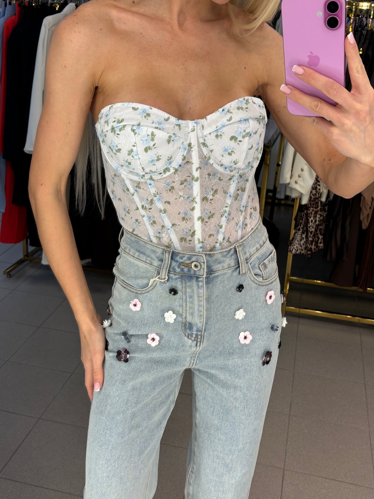 Džinsai dekoruoti gėlėmis