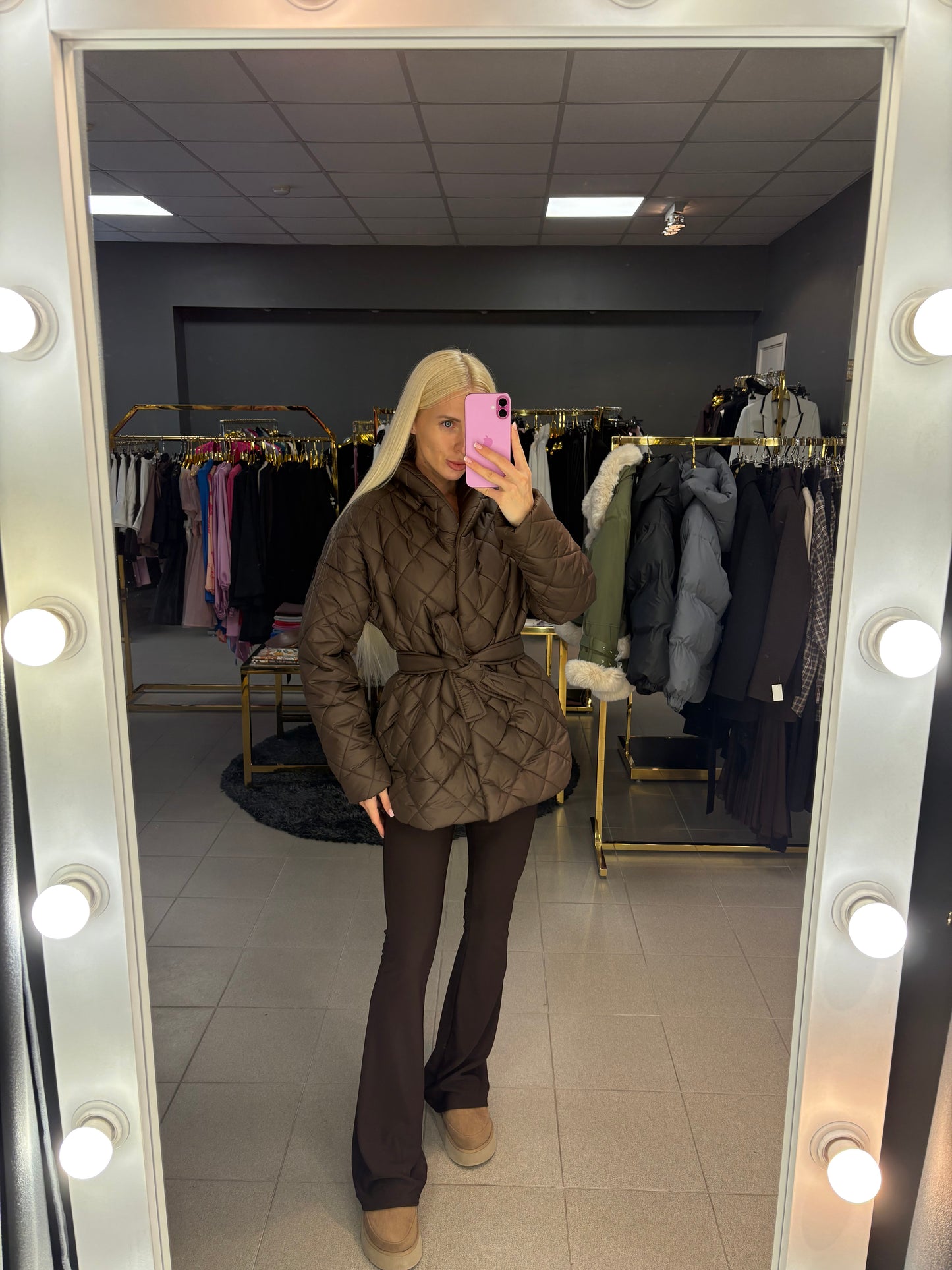 Šokolado spalvos striukė