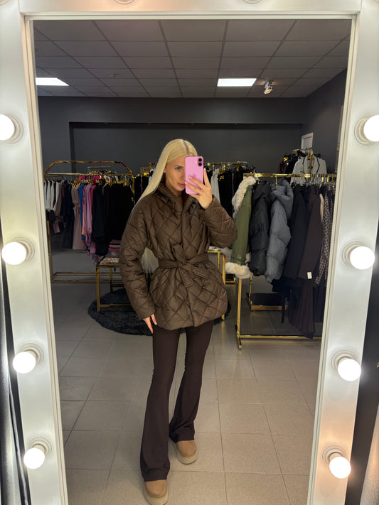 Šokolado spalvos striukė