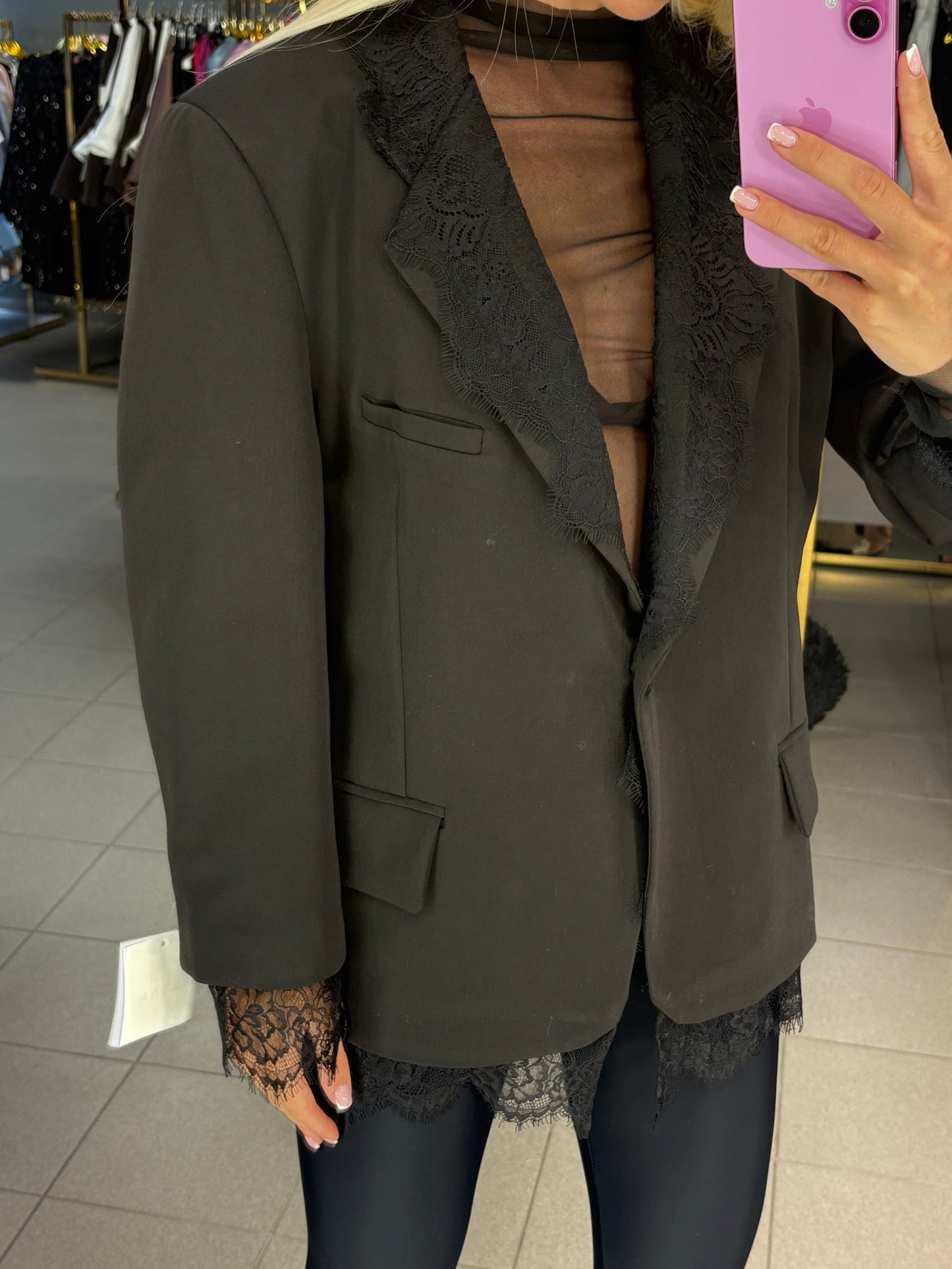 Švarkas su gipiūro detalėm