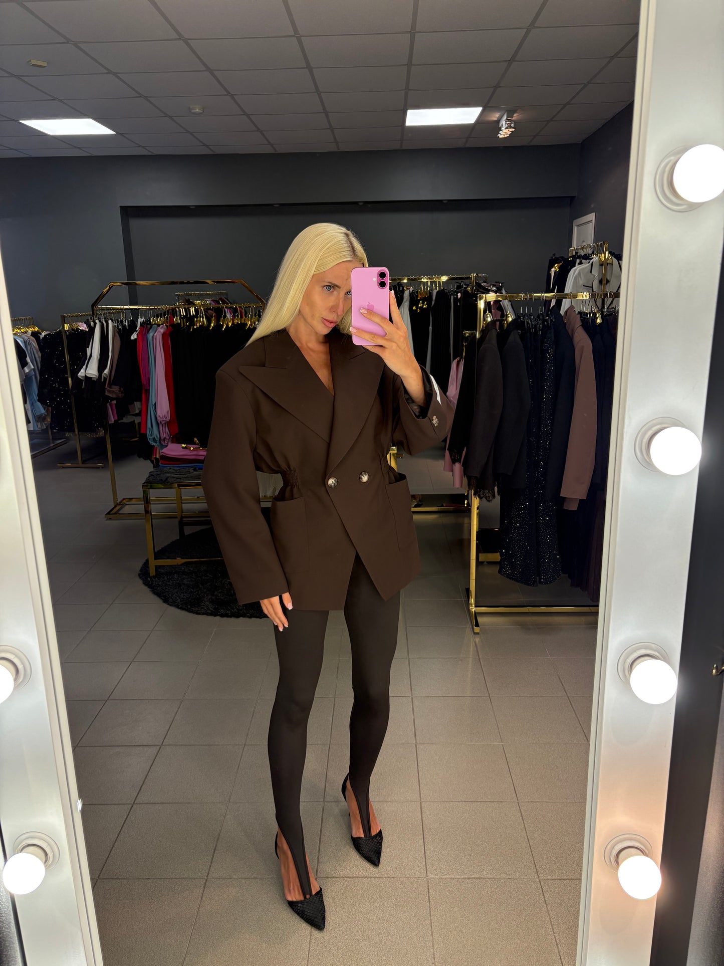 Šokolado spalvos tamprės