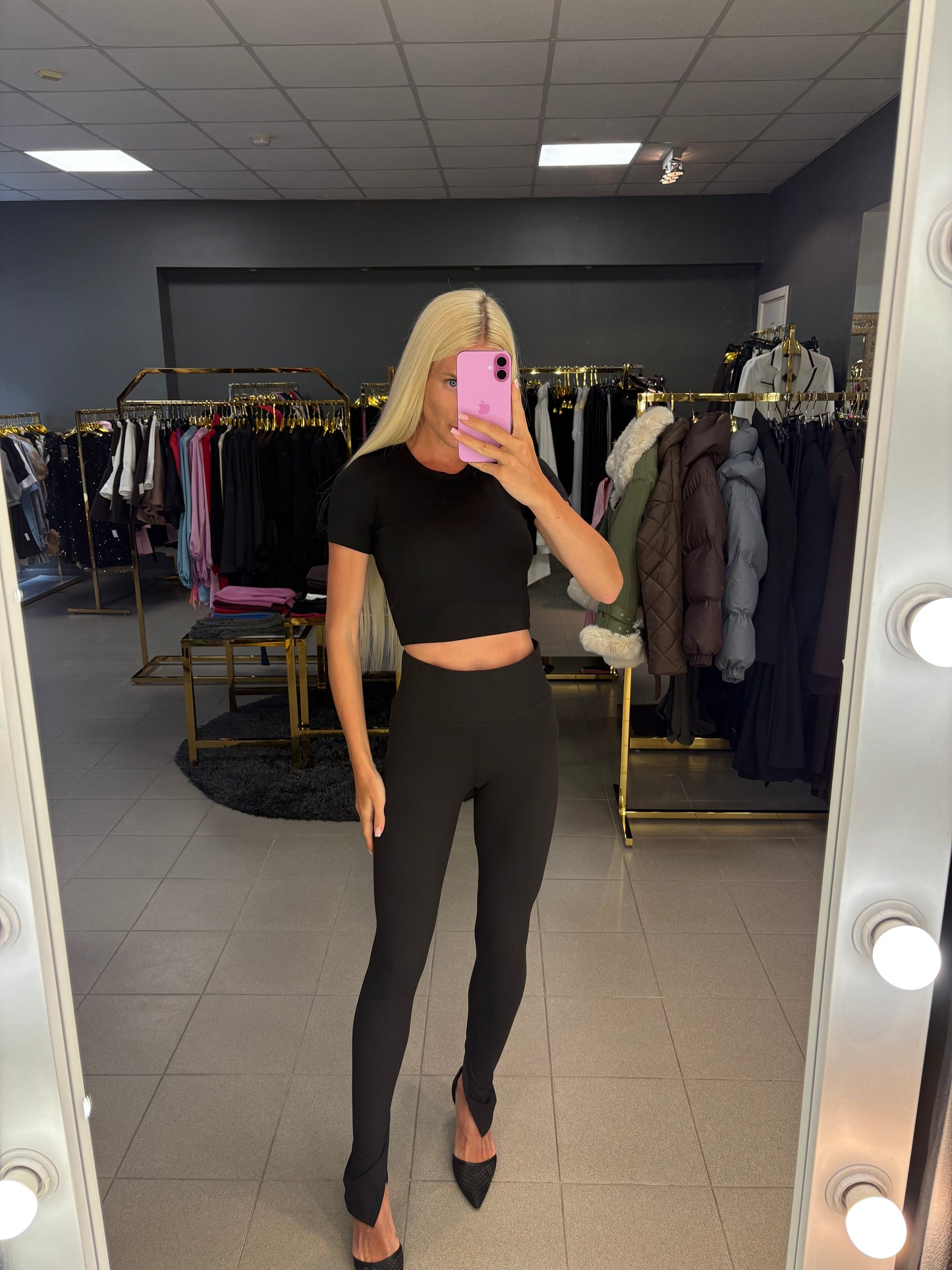 Tamprių kostiumėlis