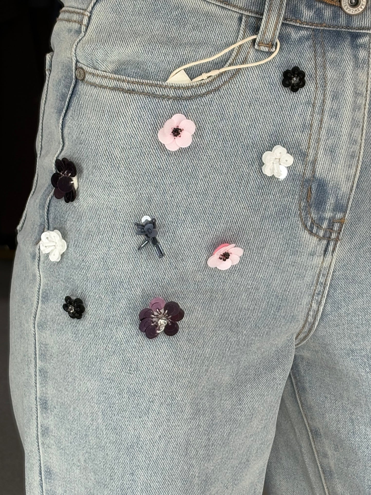 Džinsai dekoruoti gėlėmis