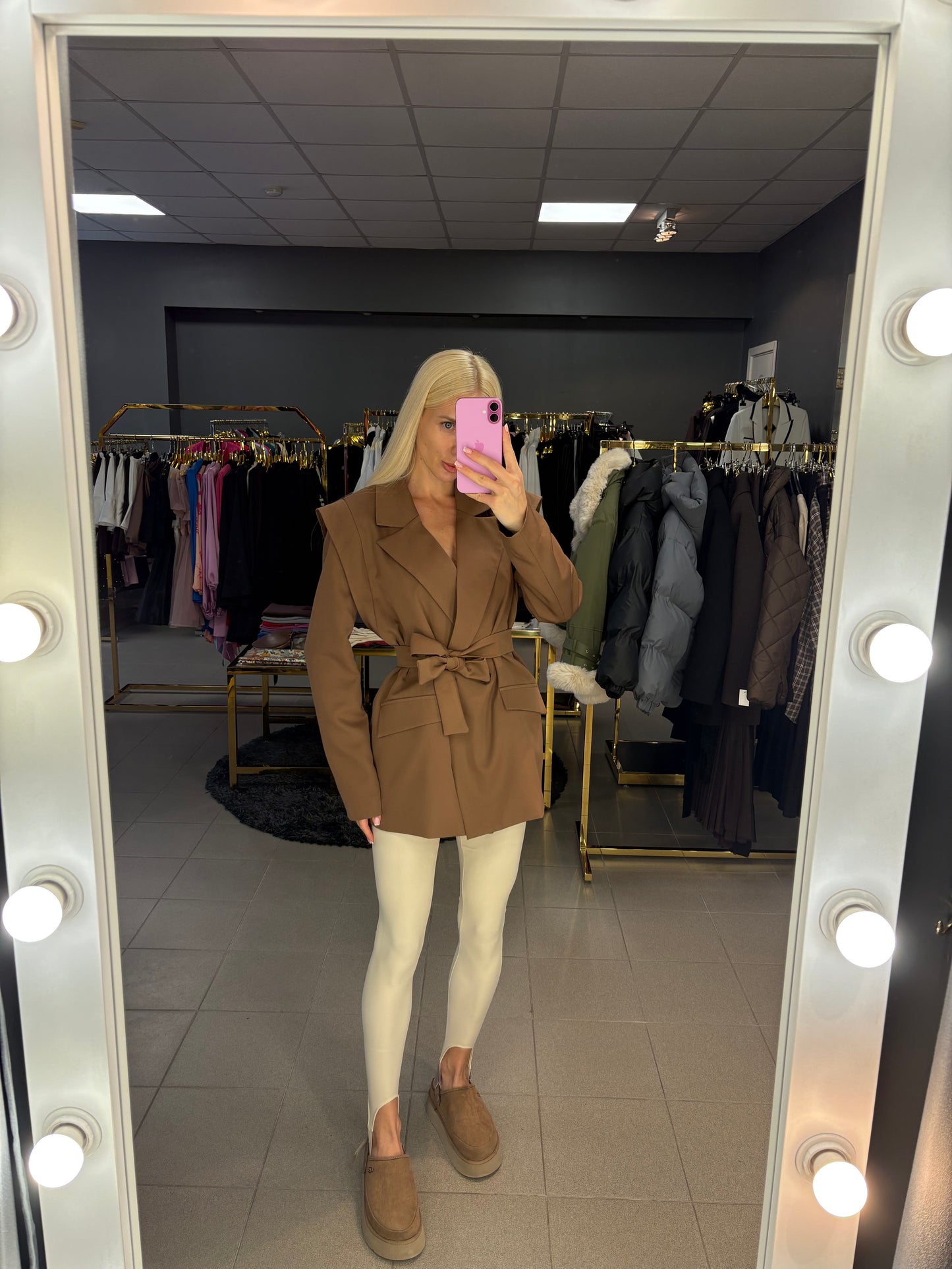 Tamprės su guma per keltį