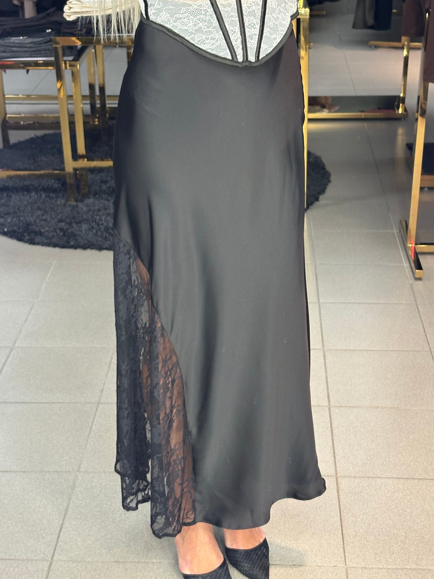 Satino sijonas su gipiūru